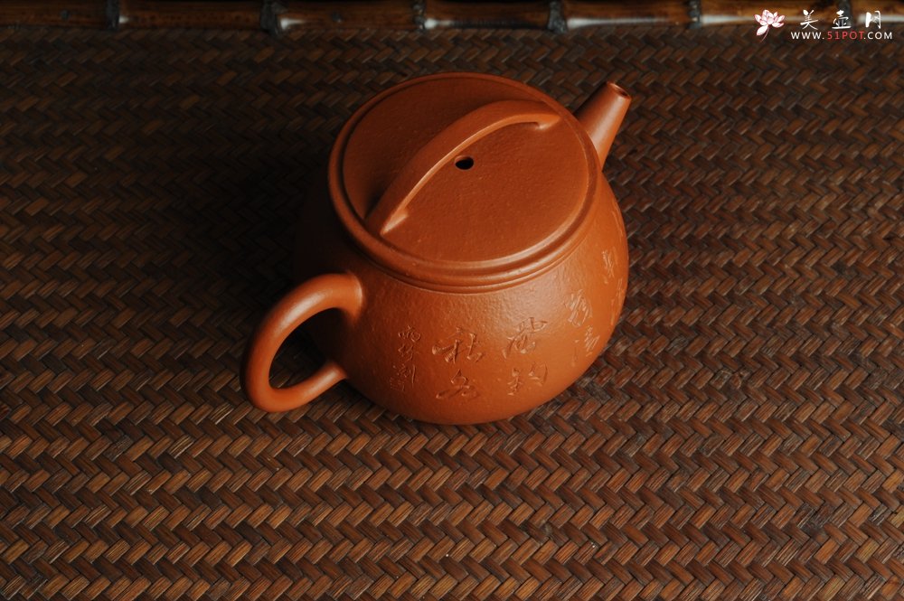 紫砂壶图片：优质赵庄朱泥全手工汉瓦 方健双刀文气装饰独钓寒江图 - 美壶网