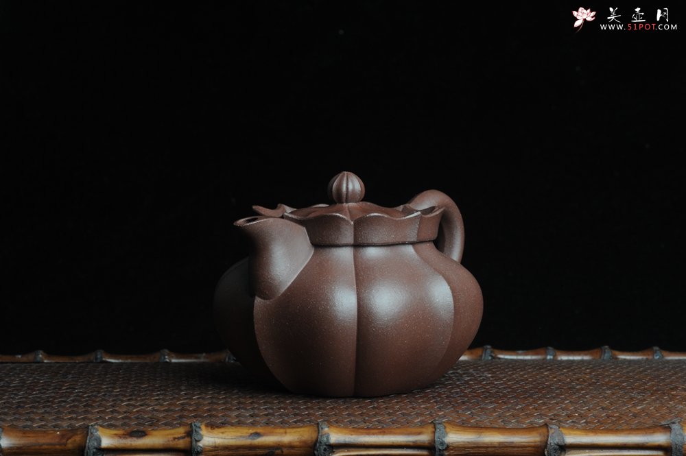 紫砂壶图片：优质紫泥莲花僧帽 线条干净利落 - 美壶网