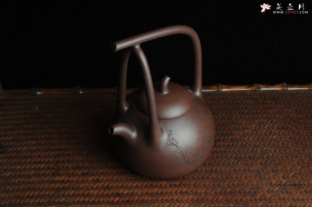 紫砂壶图片：全手工精品东坡提梁壶 难度大 精心装饰梅花 暗香袭来 - 美壶网