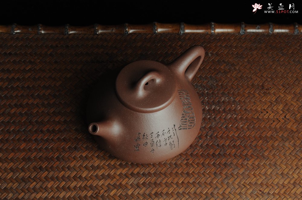紫砂壶图片：优质紫泥 全手工摹古子冶石瓢 骨肉匀挺 桑宝安高徒孙嘉宜文气装饰 行之以躬 不言而信 - 美壶网