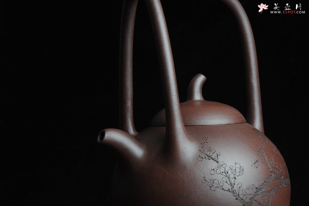 紫砂壶图片：全手工精品东坡提梁壶 难度大 精心装饰梅花 暗香袭来 - 美壶网