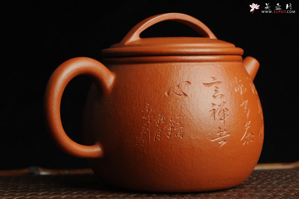 紫砂壶图片：优质赵庄朱泥全手工汉瓦 方健双刀文气装饰静心罗汉图 - 美壶网
