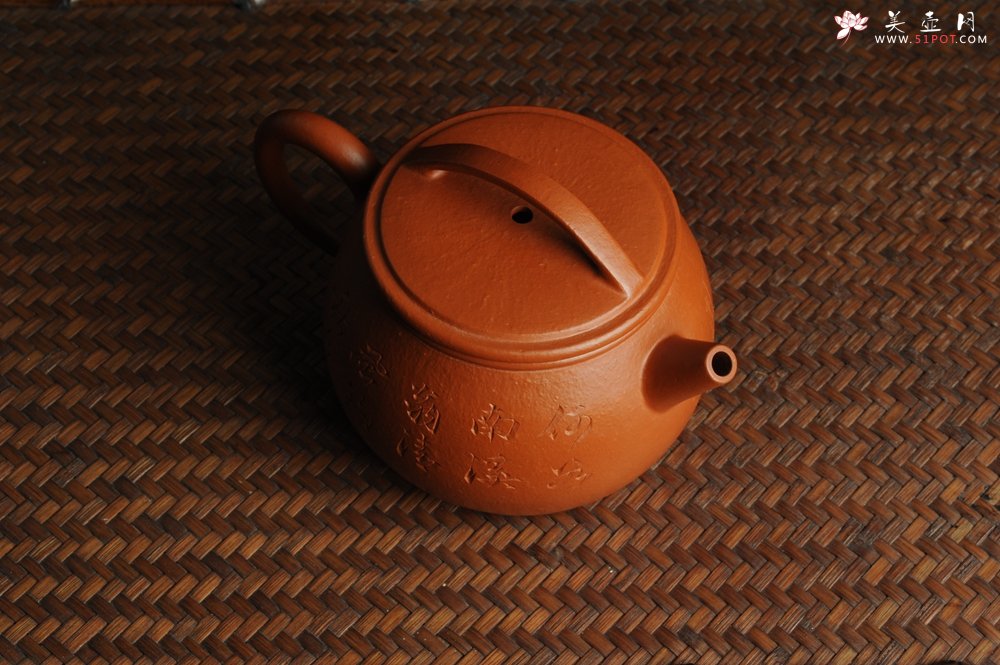 紫砂壶图片：优质赵庄朱泥全手工汉瓦 方健双刀文气装饰独钓寒江图 - 美壶网