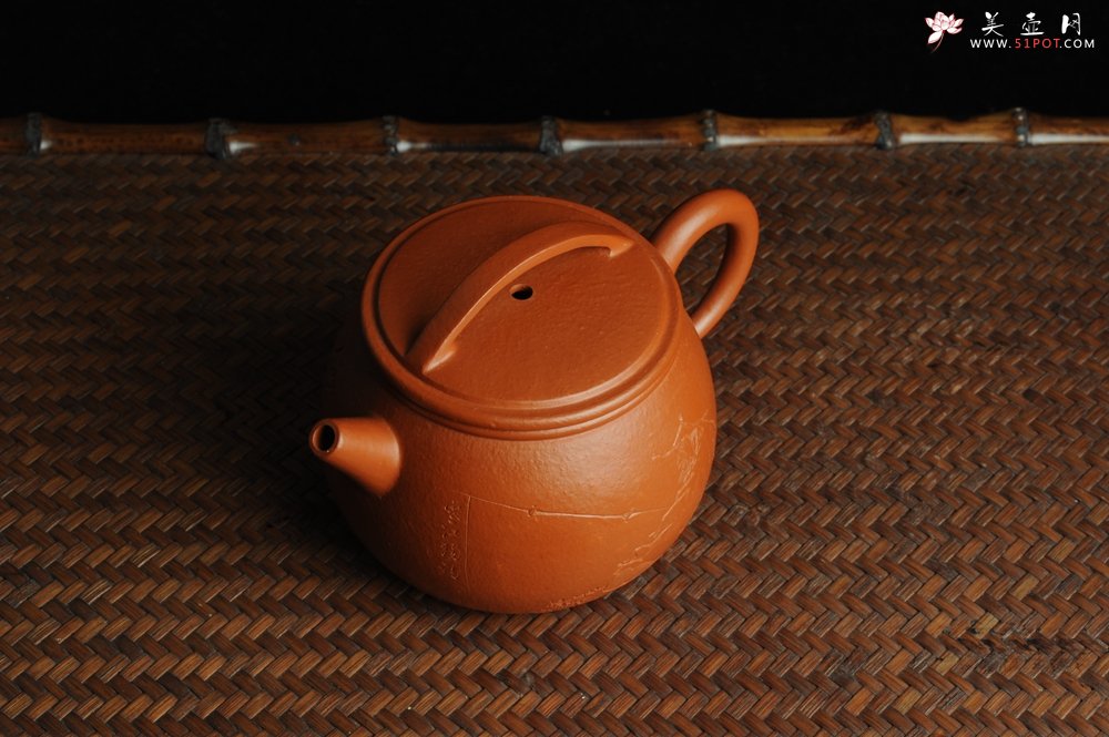 紫砂壶图片：优质赵庄朱泥全手工汉瓦 方健双刀文气装饰独钓寒江图 - 美壶网