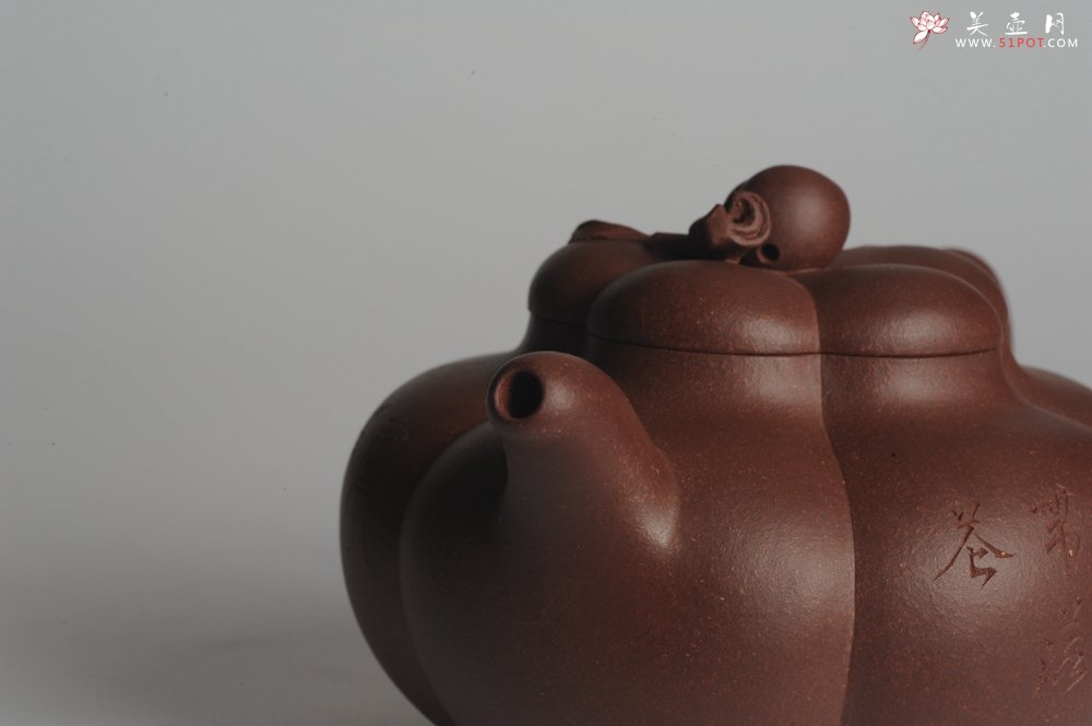 紫砂壶图片：精品全手工上合桃 助工俞霞即兴装饰 - 美壶网