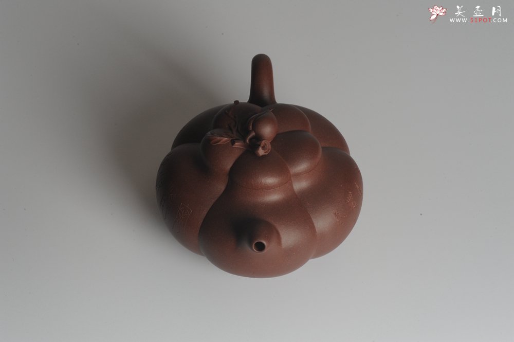 紫砂壶图片：精品全手工上合桃 助工俞霞即兴装饰 - 美壶网