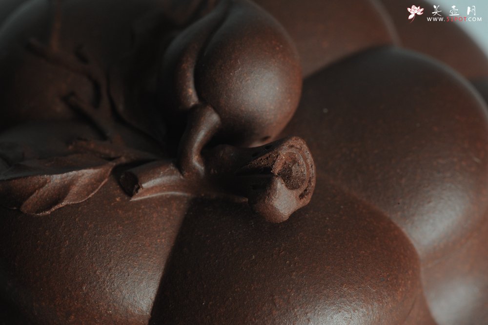 紫砂壶图片：精品全手工上合桃 助工俞霞即兴装饰 - 美壶网