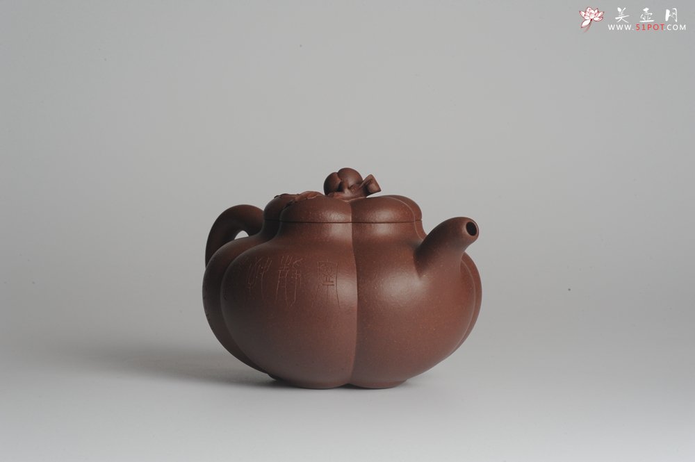 紫砂壶图片：精品全手工上合桃 助工俞霞即兴装饰 - 美壶网