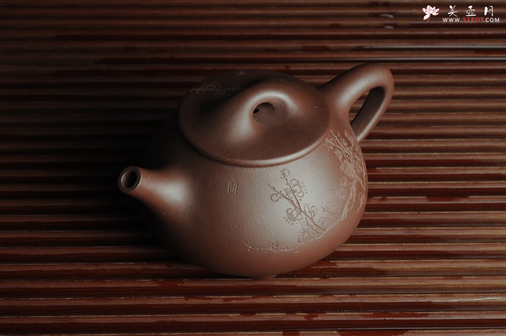 紫砂壶图片：美壶特惠 经典平盖小石瓢 满瓢（景舟石瓢）装饰梅花 泥料超好高档包装一壶二杯 做工灰常精致 - 美壶网