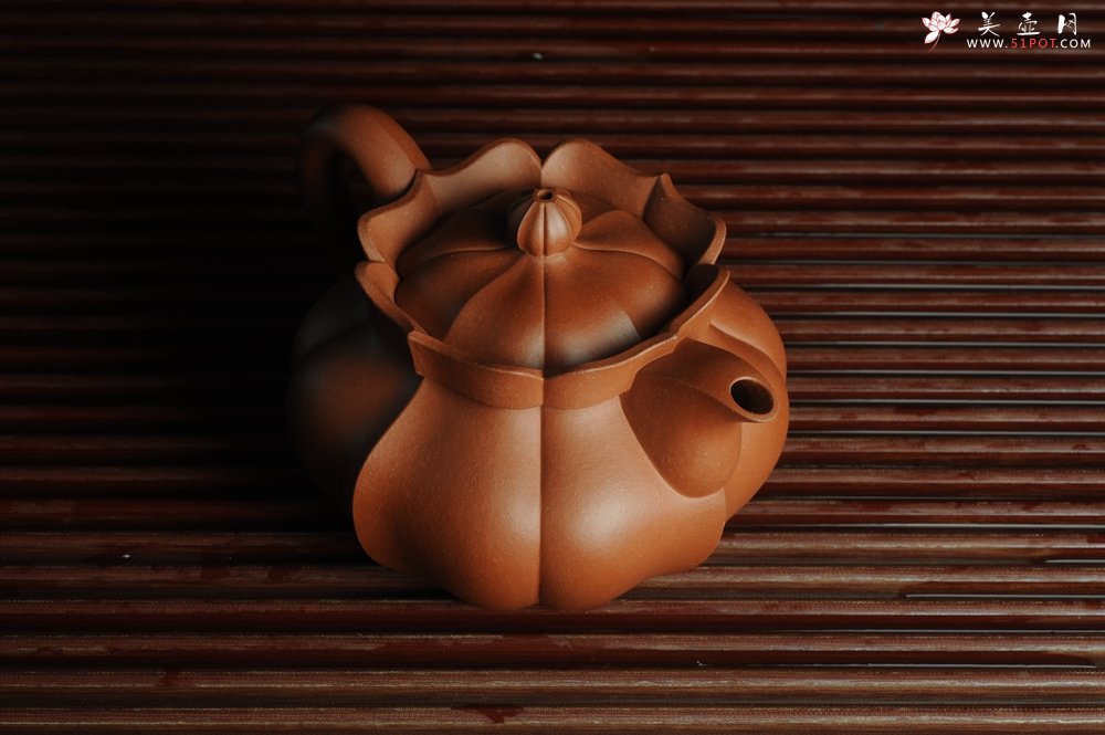 紫砂壶图片：优质清水泥精品莲花僧帽 难度大 线条干净利落 - 美壶网
