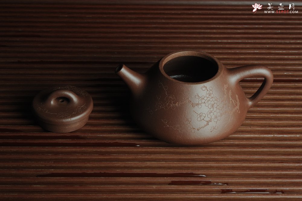紫砂壶图片：优质紫泥 全手工摹古子冶石瓢 骨肉匀挺 清茗堂助工文气装饰通转梅花 暗香袭来 - 美壶网