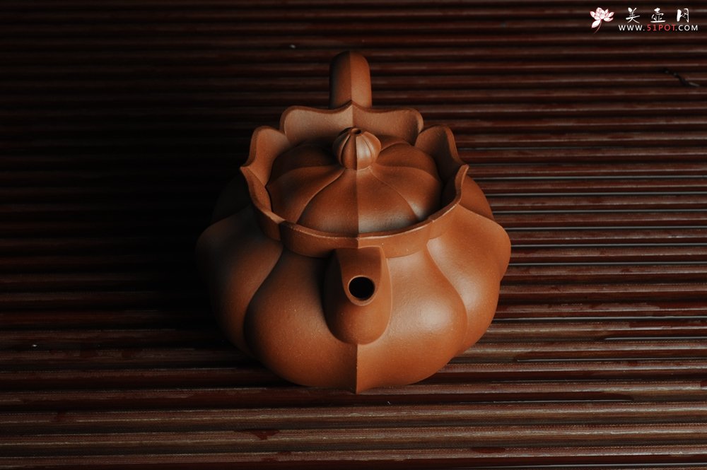 紫砂壶图片：优质清水泥精品莲花僧帽 难度大 线条干净利落 - 美壶网