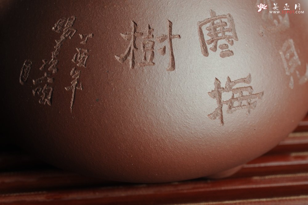 紫砂壶图片：美壶特惠 经典平盖小石瓢 满瓢（景舟石瓢）装饰梅花 泥料超好高档包装一壶二杯 做工灰常精致 - 美壶网