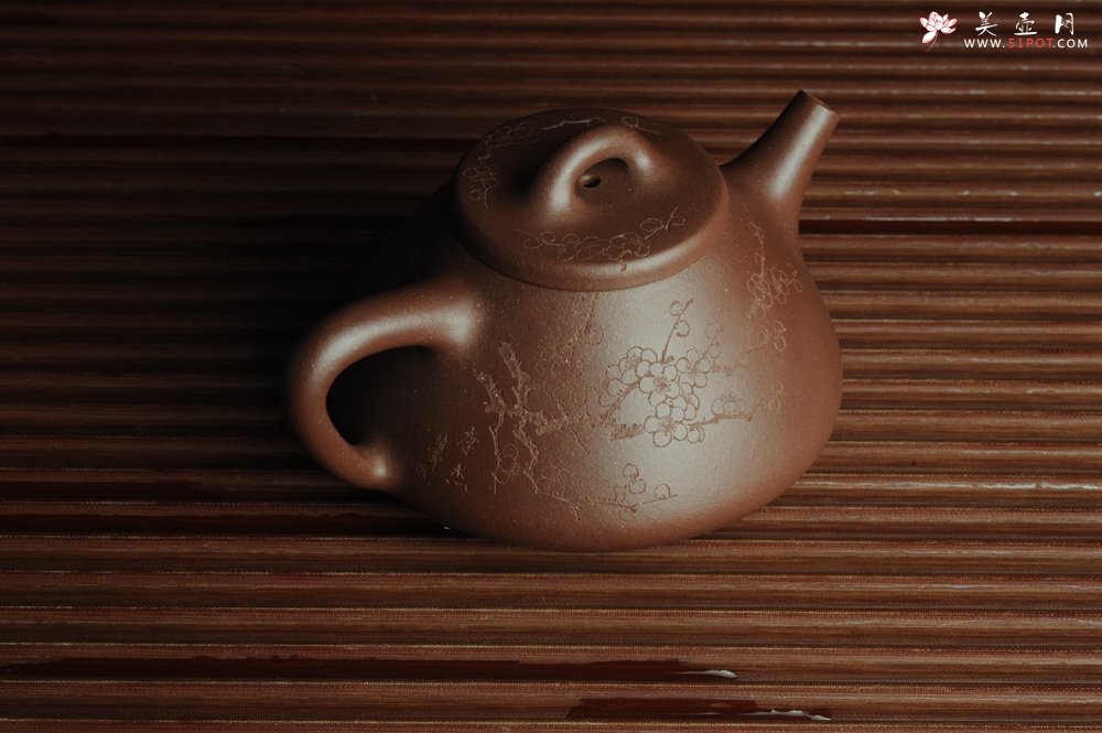 紫砂壶图片：优质紫泥 全手工摹古子冶石瓢 骨肉匀挺 清茗堂助工文气装饰通转梅花 暗香袭来 - 美壶网