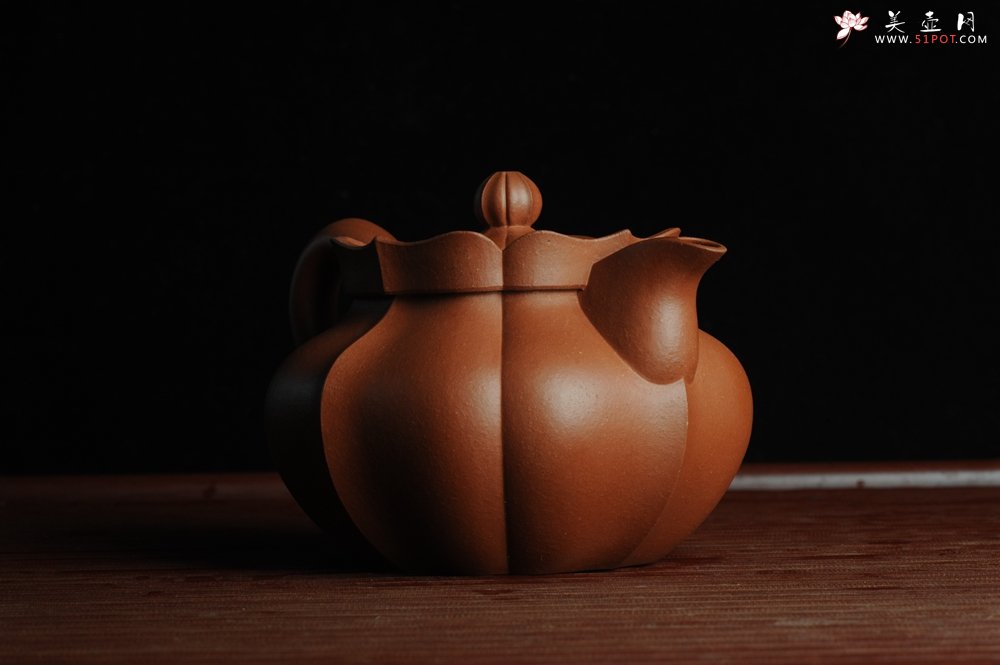 紫砂壶图片：优质清水泥精品莲花僧帽 难度大 线条干净利落 - 美壶网