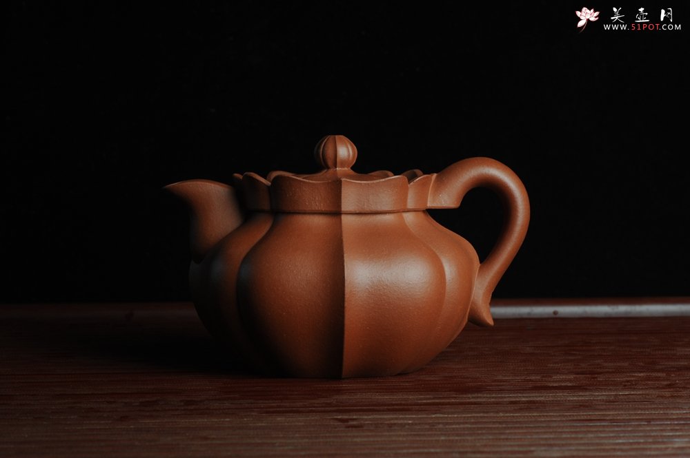 紫砂壶图片：优质清水泥精品莲花僧帽 难度大 线条干净利落 - 美壶网