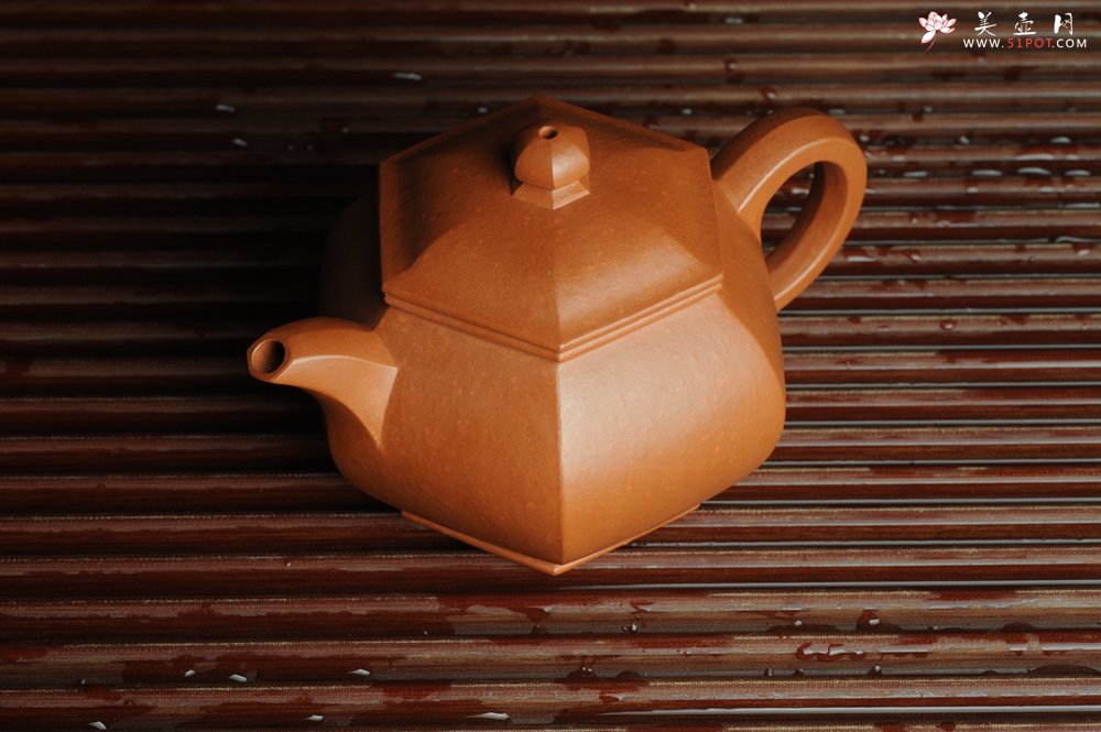 紫砂壶图片：张海莊突破之作 全手工六方宫灯 粗砂朱泥收缩大 成型难 朱砂金砂隐现 - 美壶网