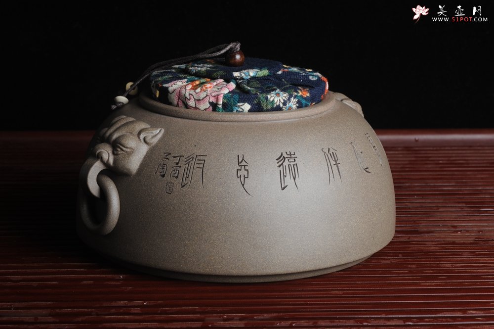 紫砂壶图片：老青段精品瑞兽双耳罐 茶仓 水洗 烟灰缸 多用 子陶刻达摩伏虎图 不输名、家 - 美壶网