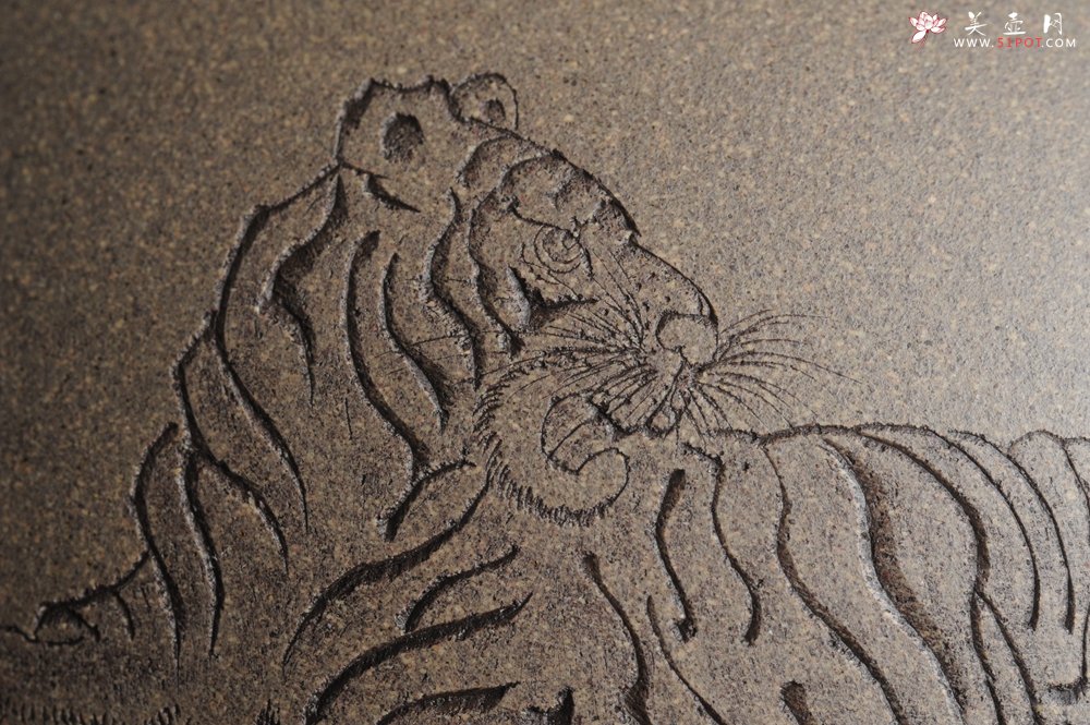 紫砂壶图片：老青段精品瑞兽双耳罐 茶仓 水洗 烟灰缸 多用 子陶刻达摩伏虎图 不输名、家 - 美壶网