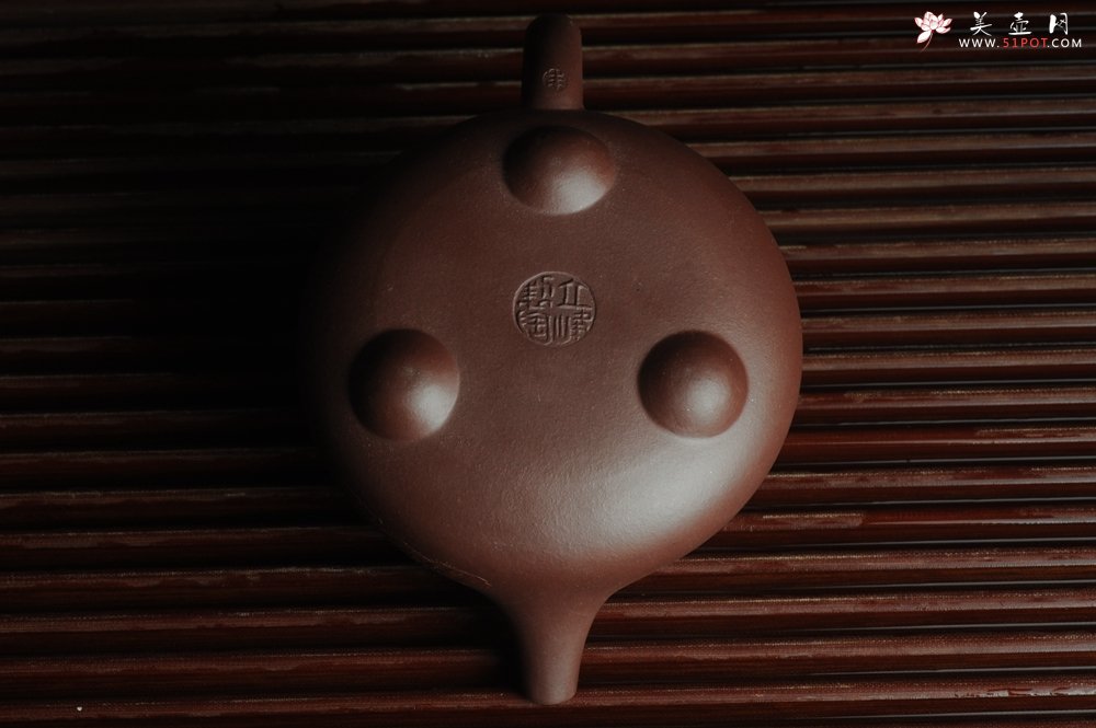 紫砂壶图片：美壶特惠 经典平盖小石瓢 满瓢（景舟石瓢）泥绘山水 江清月近人 单色泥绘更显功力 - 美壶网