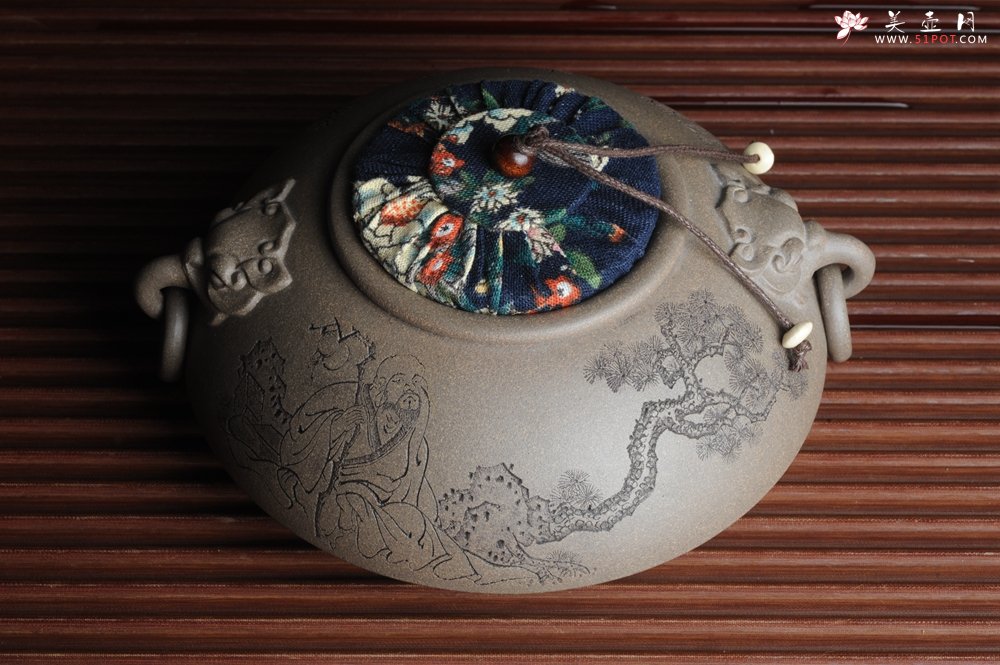 紫砂壶图片：精品特惠 老青段精品瑞兽双耳罐 茶仓 茶叶罐 水洗 烟灰缸 多用 子陶刻老人松 不输名、家 - 美壶网
