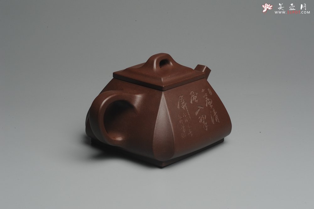 紫砂壶图片：美壶特惠 用心之作 进步之作 细节到位 做工精良 方健老师精心装饰山水抽角石瓢 只为看得见的朋友精工 - 美壶网