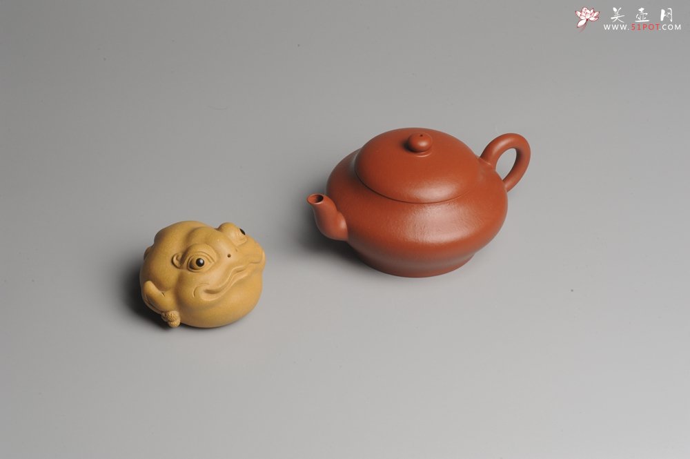 紫砂壶图片：小煤窑朱泥 全手工扁灯壶 端庄秀雅 - 美壶网