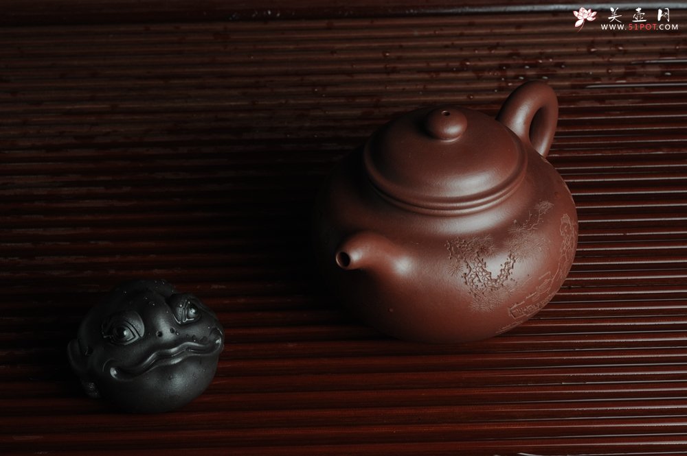 紫砂壶图片：强强联合 实力派杨老师全手工大亨莲子 方健老师即兴装饰 一甄清气半静吟 古韵悠悠 气势非凡 深得老味 - 美壶网