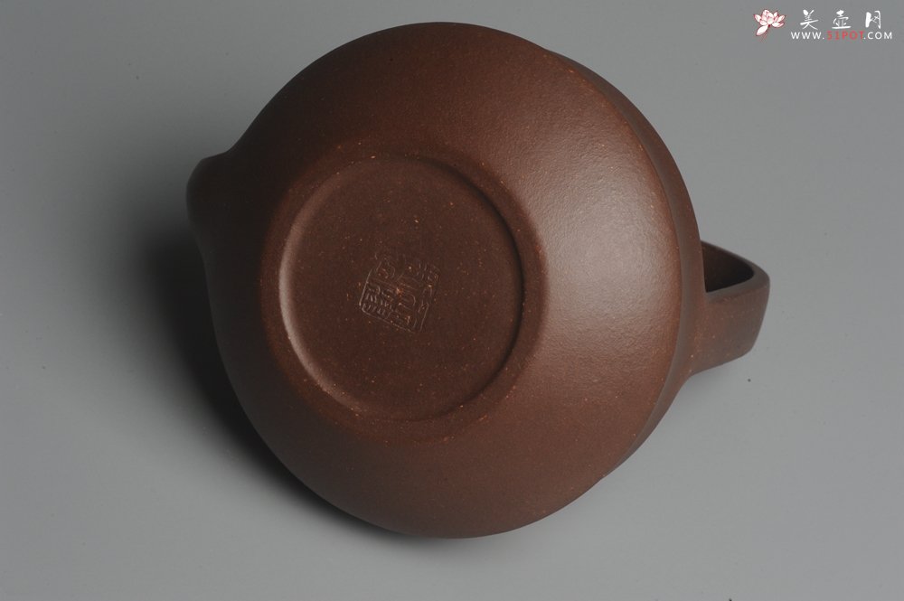 紫砂壶图片：进步明显 扛鼎之作 全美品 难度大刹凹单片折肩拍打成型全手工提壁壶 且玩且珍惜 - 美壶网