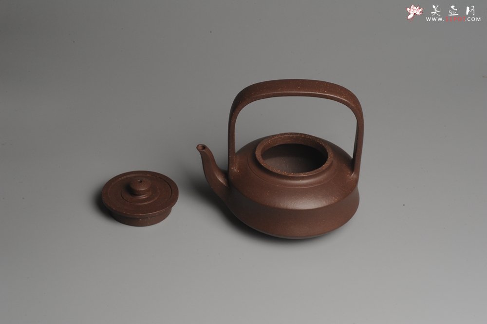 紫砂壶图片：进步明显 扛鼎之作 全美品 难度大刹凹单片折肩拍打成型全手工提壁壶 且玩且珍惜 - 美壶网