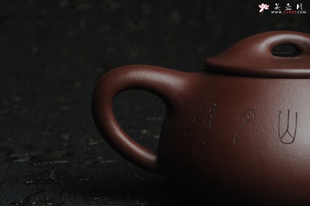 紫砂壶图片：美壶特惠 经典平盖小石瓢 满瓢（景舟石瓢）子木刻绘山水 - 美壶网