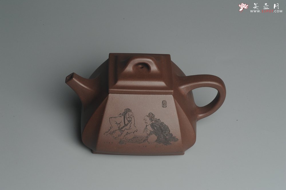 紫砂壶图片：美壶特惠 用心之作 进步之作 细节到位 做工精良 方健老师精心装饰对弈图抽角石瓢 只为看得见的朋友 - 美壶网