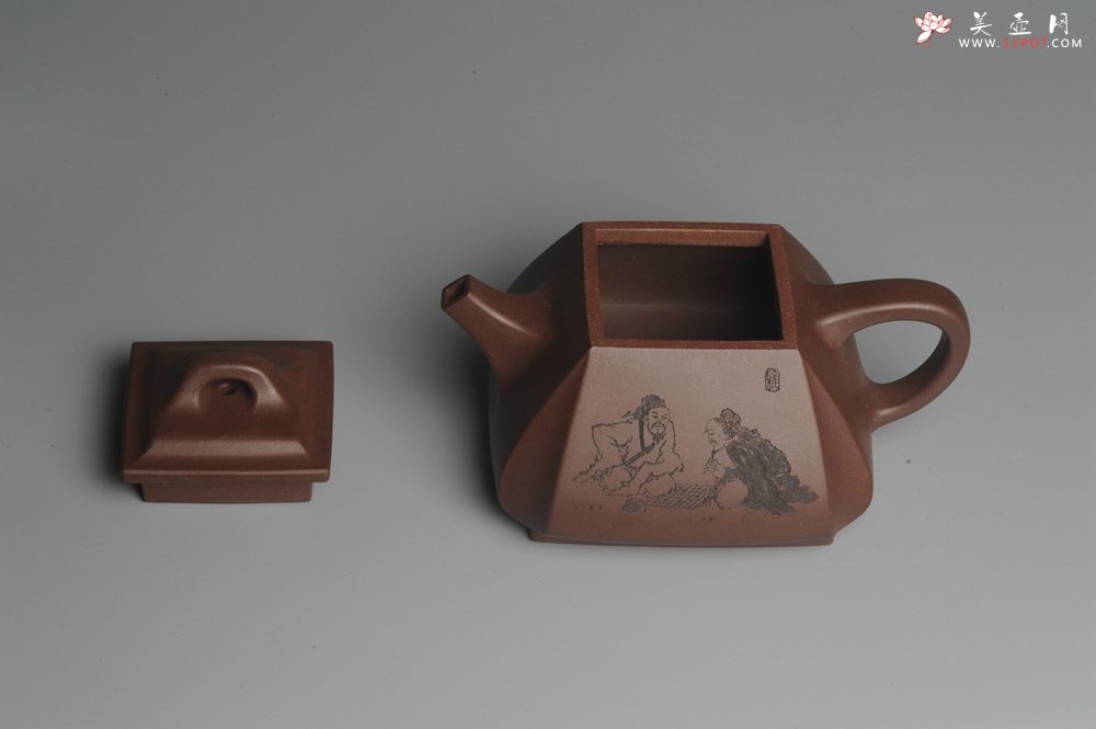 紫砂壶图片：美壶特惠 用心之作 进步之作 细节到位 做工精良 方健老师精心装饰对弈图抽角石瓢 只为看得见的朋友 - 美壶网
