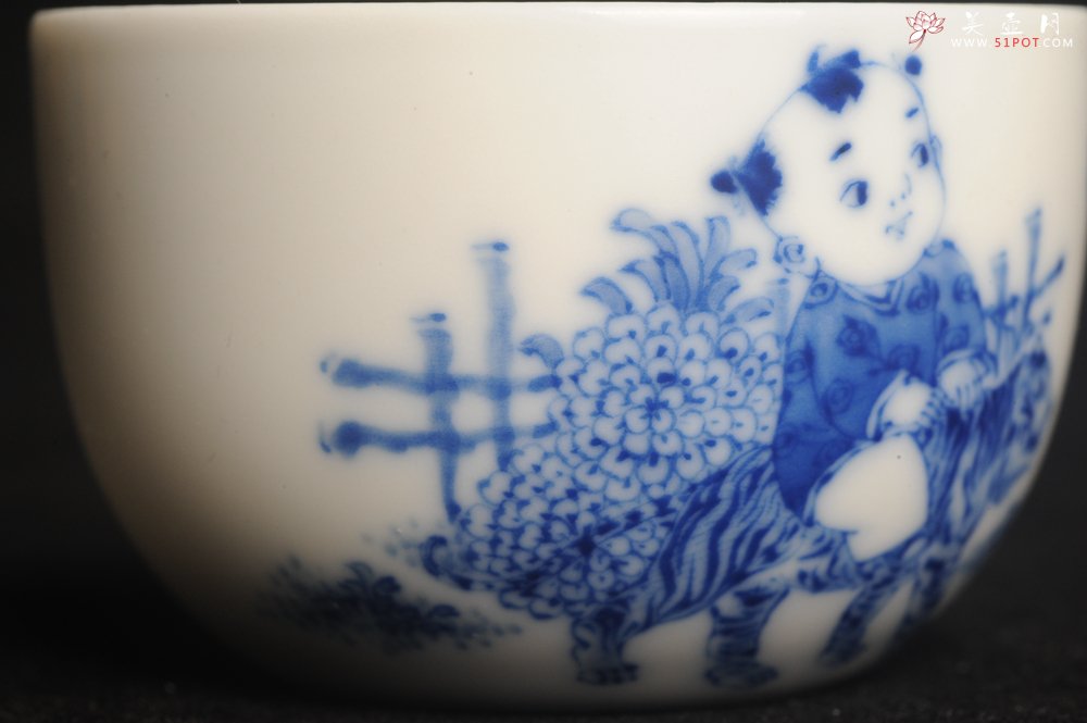 紫砂壶图片：景德镇主人杯 青花杯 童子戏老虎 - 美壶网
