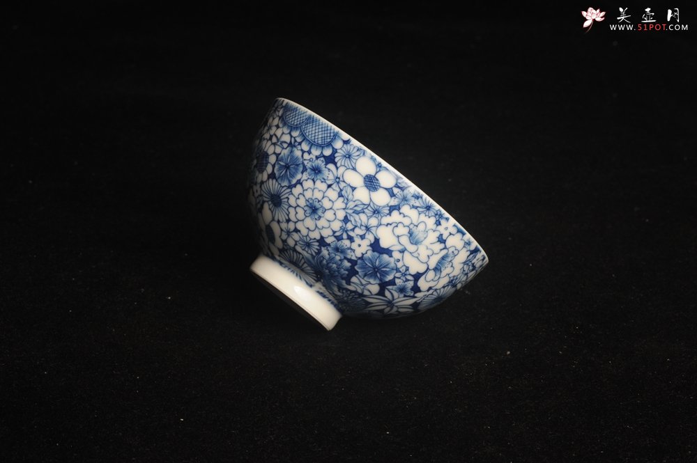 紫砂壶图片：景德镇主人杯压手杯 釉下彩青花杯 万花杯 超漂亮 - 美壶网