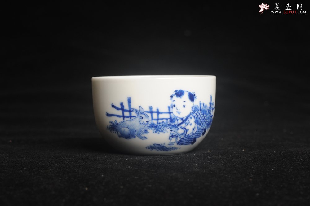 紫砂壶图片：景德镇主人杯 青花杯 童子伴兔图 童趣满满 - 美壶网