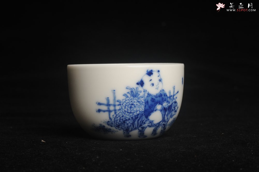 紫砂壶图片：景德镇主人杯 青花杯 童子戏老虎 - 美壶网