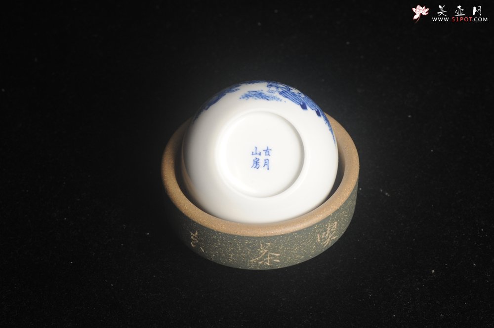 紫砂壶图片：景德镇主人杯 青花杯 童子伴兔图 童趣满满 - 美壶网