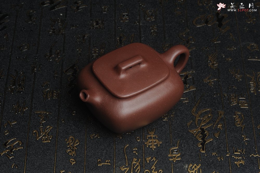 紫砂壶图片：美壶年底特惠 精工好料底曹青小四方 茶人醉爱 高档锦盒包装 - 美壶网