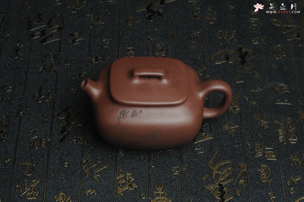 紫砂壶图片：美壶特惠 精工好料底曹青枯枝鸟小四方 灰常雅致 - 美壶网