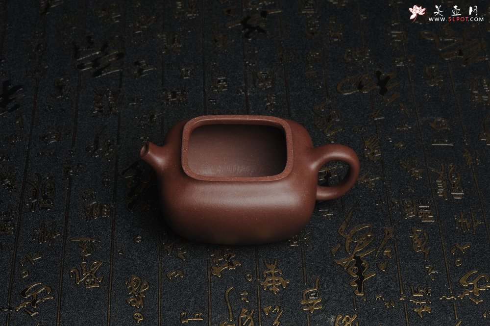 紫砂壶图片：美壶年底特惠 精工好料底曹青小四方 茶人醉爱 高档锦盒包装 - 美壶网