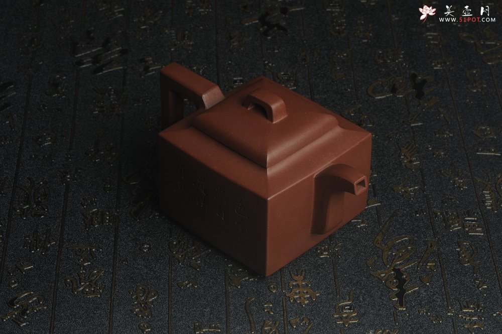 紫砂壶图片：全手工精致亚明四方壶 装饰对弈图 特文气 - 美壶网