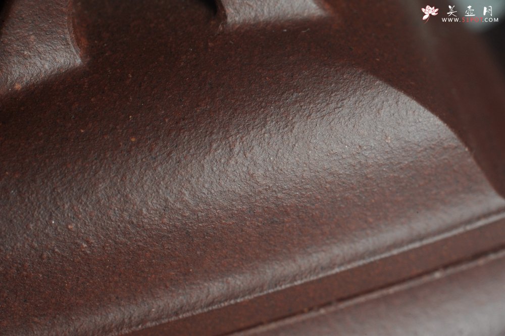 紫砂壶图片：全手工精致汉方壶 装饰山水 特文气 - 美壶网