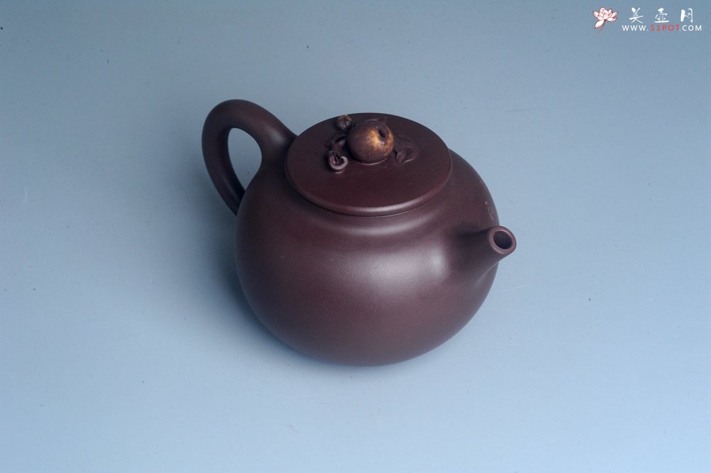 紫砂壶图片：实力派工艺师周斌 优质底槽清全手工精工 原创寿桃壶 陶兴双刀装饰 福如东海长流水 寿比南山不老松 特 - 美壶网