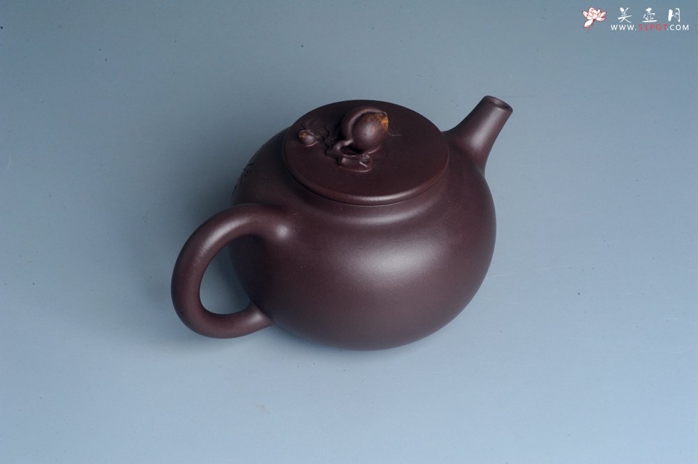 紫砂壶图片：实力派助工周斌 优质底槽清全手工精工 原创寿桃壶  陶兴双刀装饰 特文气 但愿人长久千里共婵娟 - 美壶网