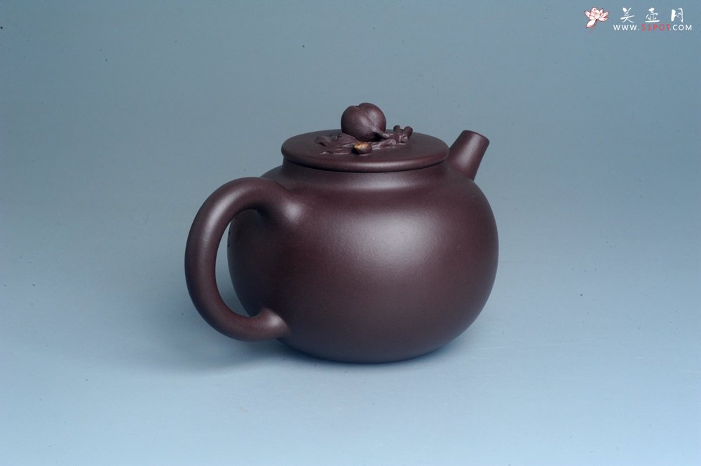 紫砂壶图片：实力派工艺师周斌 优质底槽清全手工精工 原创寿桃壶 陶兴双刀装饰 福如东海长流水 寿比南山不老松 特 - 美壶网