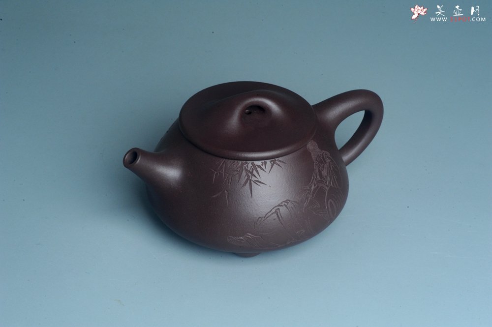 紫砂壶图片：实力派工艺师周斌 优质底槽青全手工精工 满瓢壶 张听钢装饰人物 明月一壶酒 清风万卷书 - 美壶网