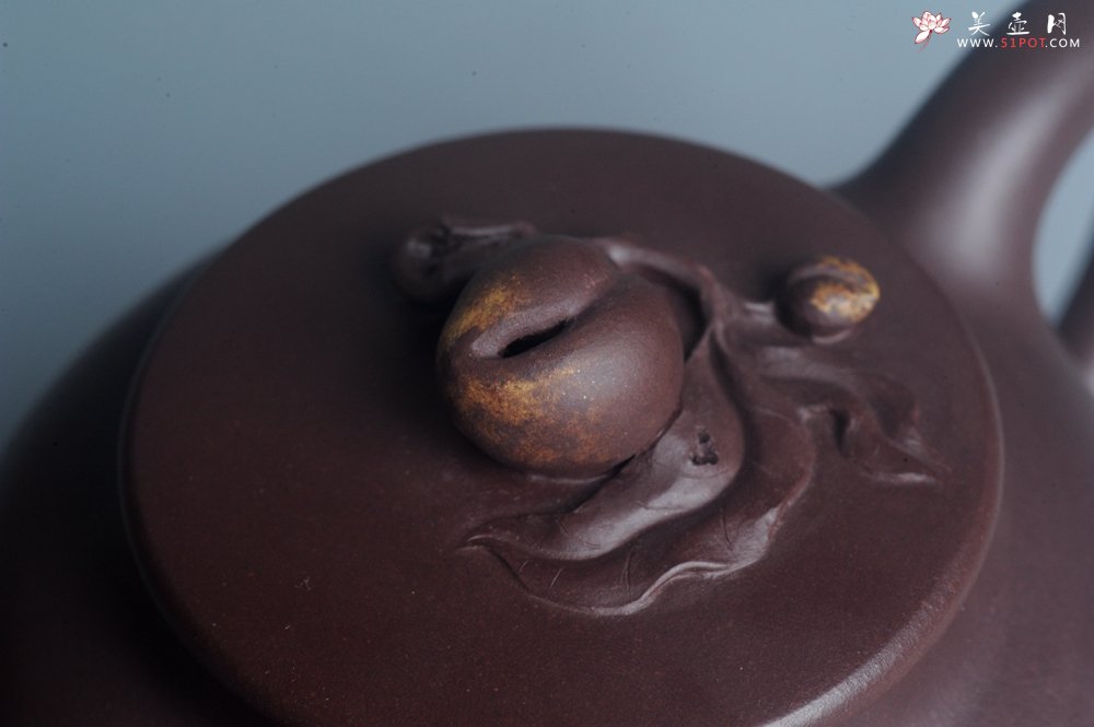 紫砂壶图片：实力派工艺师周斌 优质底槽清全手工精工 原创寿桃壶 陶兴双刀装饰 福如东海长流水 寿比南山不老松 特 - 美壶网