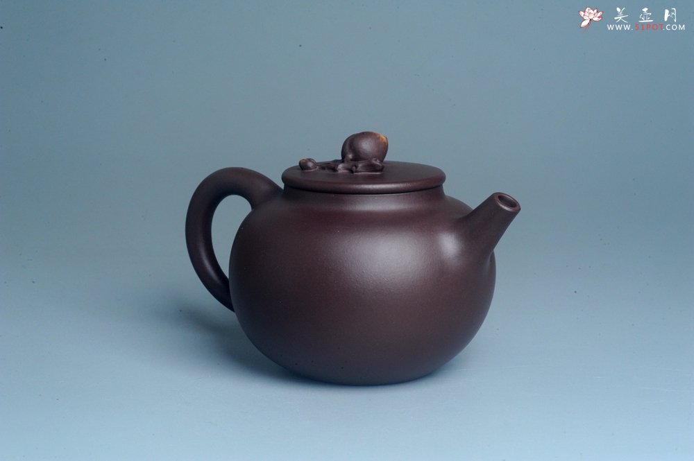 紫砂壶图片：实力派工艺师周斌 优质底槽清全手工精工 原创寿桃壶 陶兴双刀装饰 福如东海长流水 寿比南山不老松 特 - 美壶网