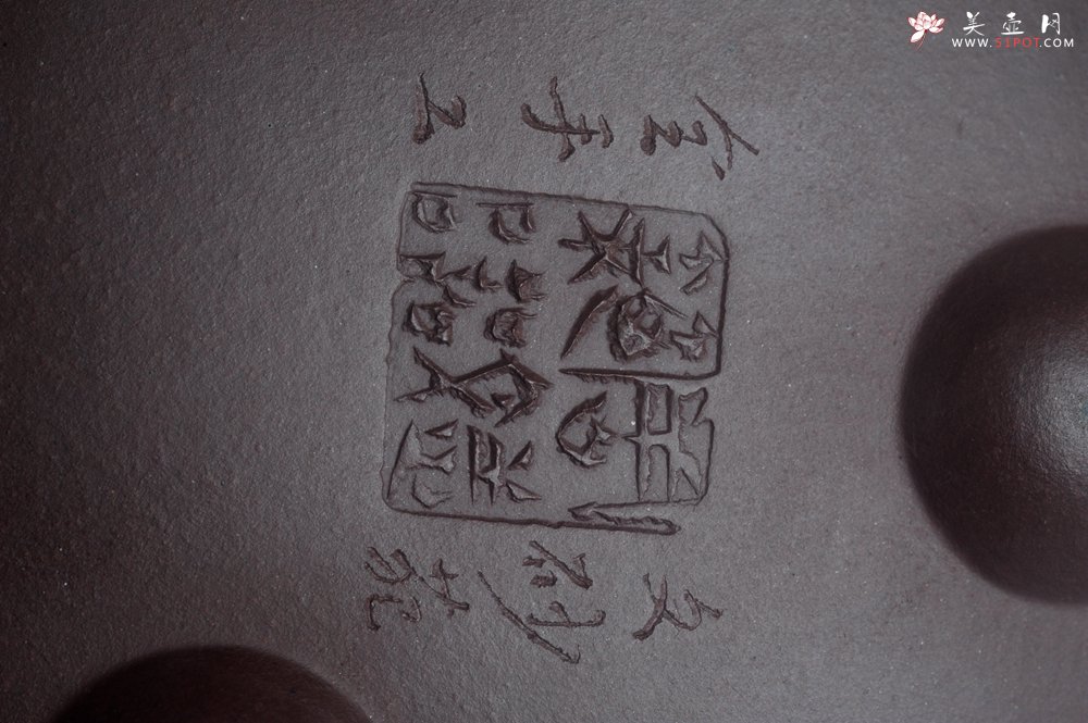 紫砂壶图片：实力派工艺师周斌 优质底槽青全手工精工 满瓢壶 张听钢装饰人物 明月一壶酒 清风万卷书 - 美壶网